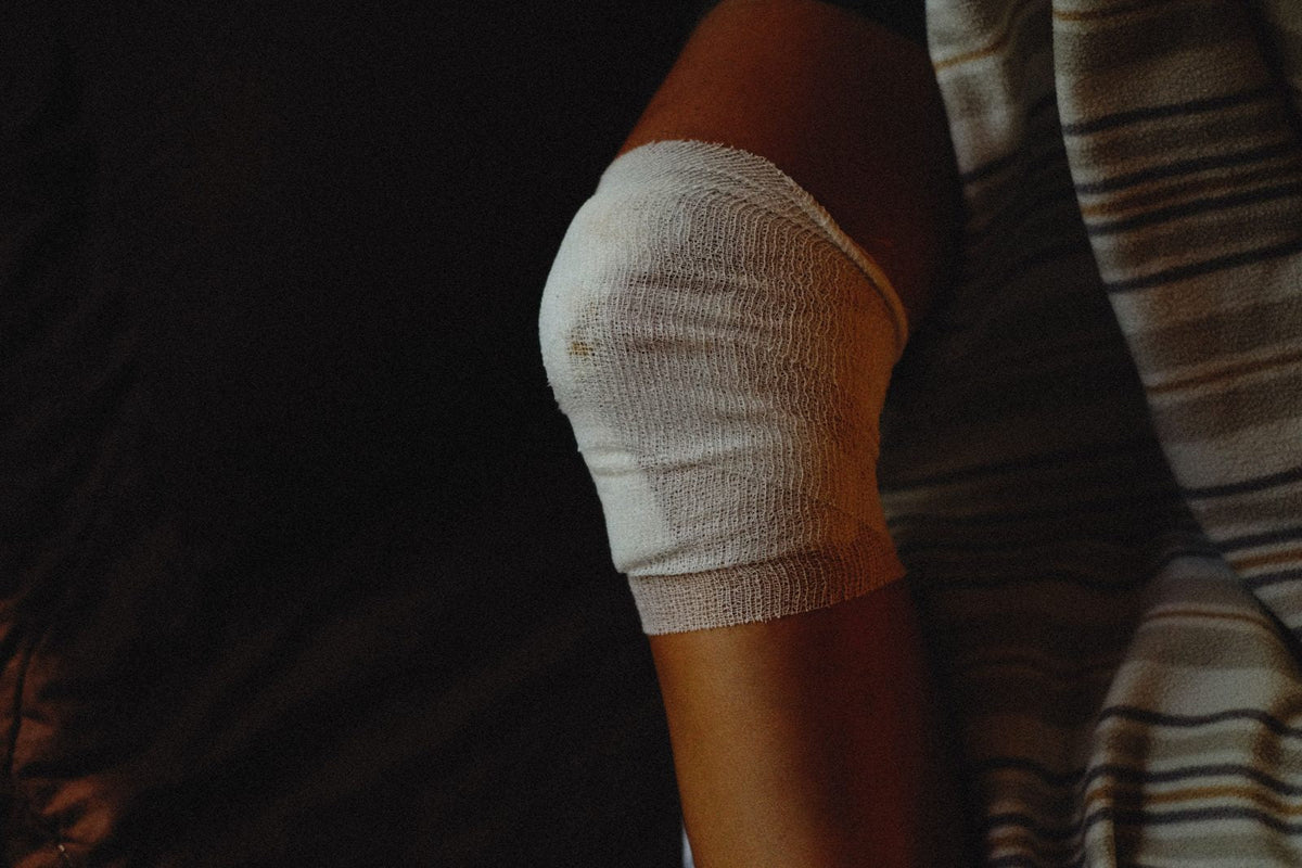 Why a swollen knee switches off the quadriceps